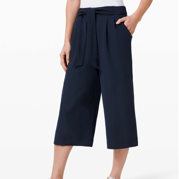 Lululemon Noir Crop